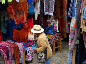 Puestos dentro del mercado de Chichicastenango, Guatemala
