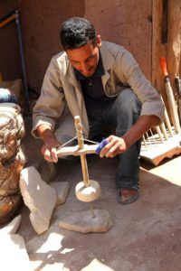 Taller de artesanía en el zoco de Ouarzazate, Marruecos
