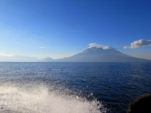 Lago Atitlan y el Volcan de San Pedro, Guatemala