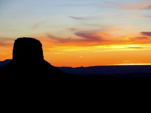 Anochece en el Monument Valley, EEUU