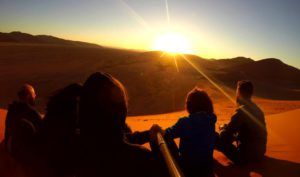 Ver amanecer desde lo alto de la Duna 45 del Desierto de Namibia