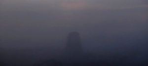 El Templo I se deja ver entre la niebla de Tikal