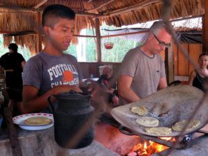 Clases de cocina Maya en la selva del Peten