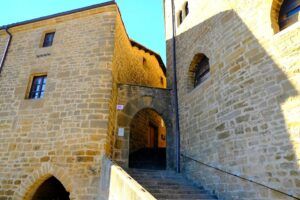 Entrada a la Iglesia-fortaleza de Santa María la Real de Ujué