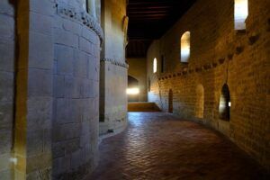 Interior y muros defensivos de la Iglesia-fortaleza
