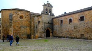 El museo de Cáceres. Casa de las Veletas, la Casa de los Caballos y el Aljibe