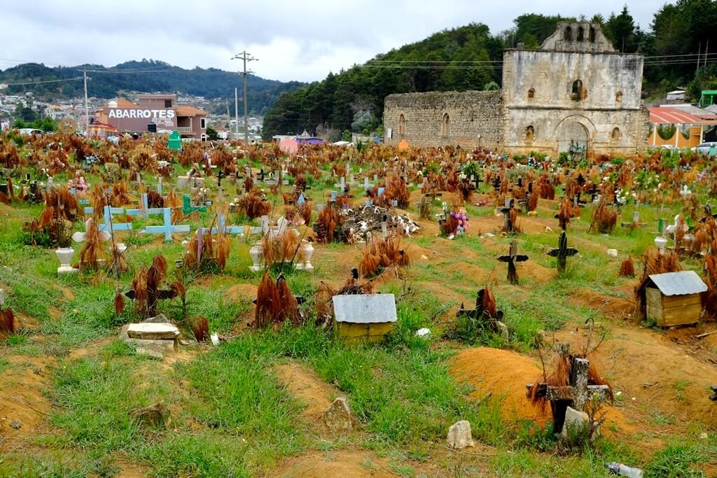 El cementerio y el templo de San Sebastián