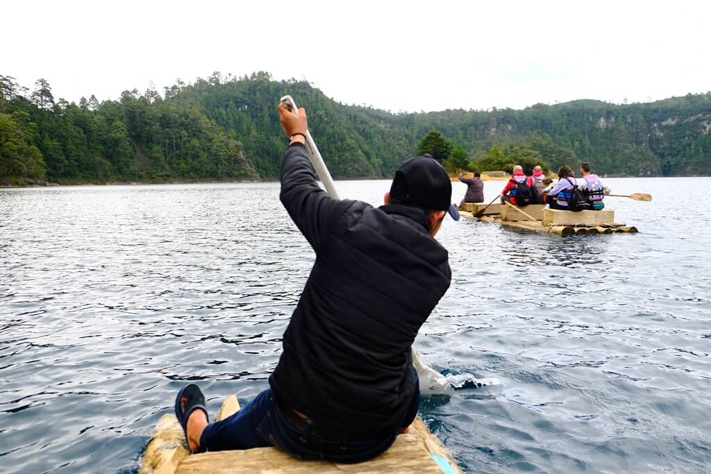 Remando en el Lago Pojoj, Chiapas