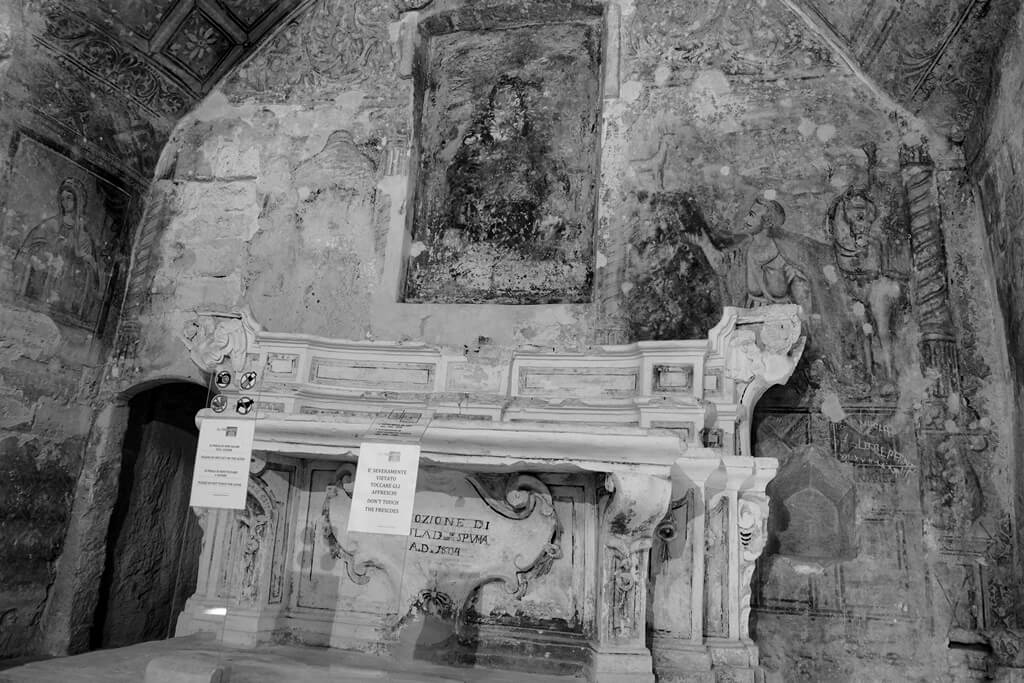 Interior de La Iglesia rupestre de Santa Maria Idrissi de Matera