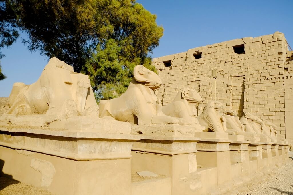 Avenida de las Esfinges en Luxor Avenida de las Esfinges en Luxor