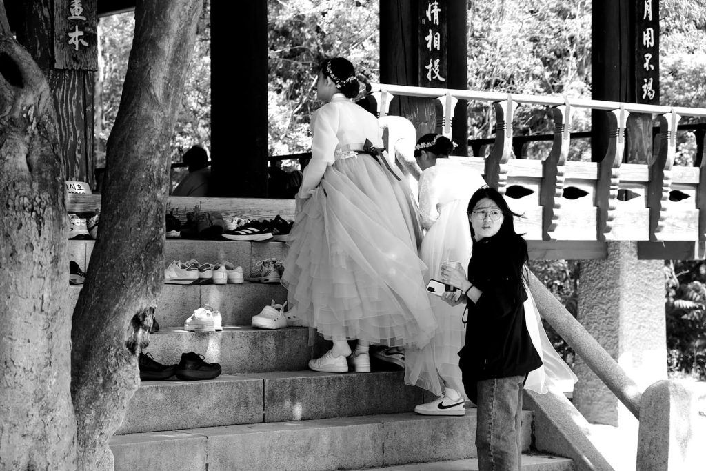 Coreanos vestidos con los tarjes Hanbok Coreanos vestidos con los tarjes Hanbok