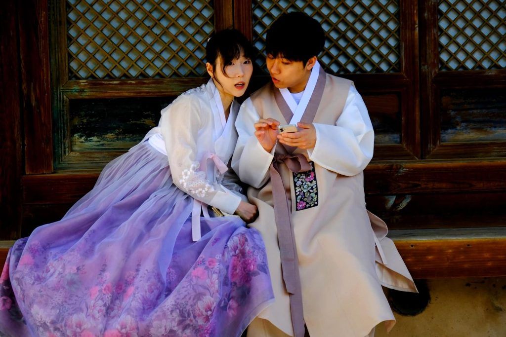 Coreanos vestidos con los tarjes Hanbok Coreanos vestidos con los tarjes Hanbok