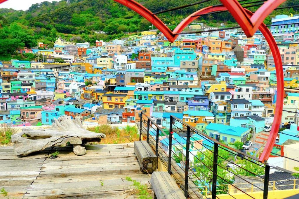 Un laberinto de casas de colores es Gamcheon Culture Village en Busan