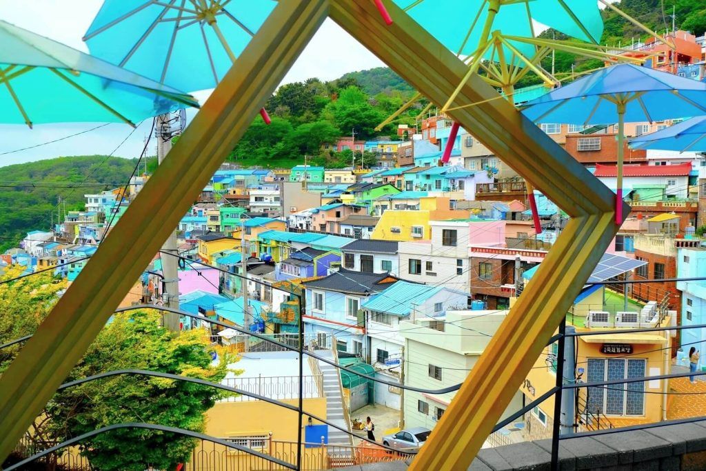 Un laberinto de casas de colores es Gamcheon Culture Village en Busan