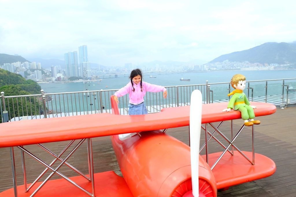 Pequeña nómada volando con el Principito