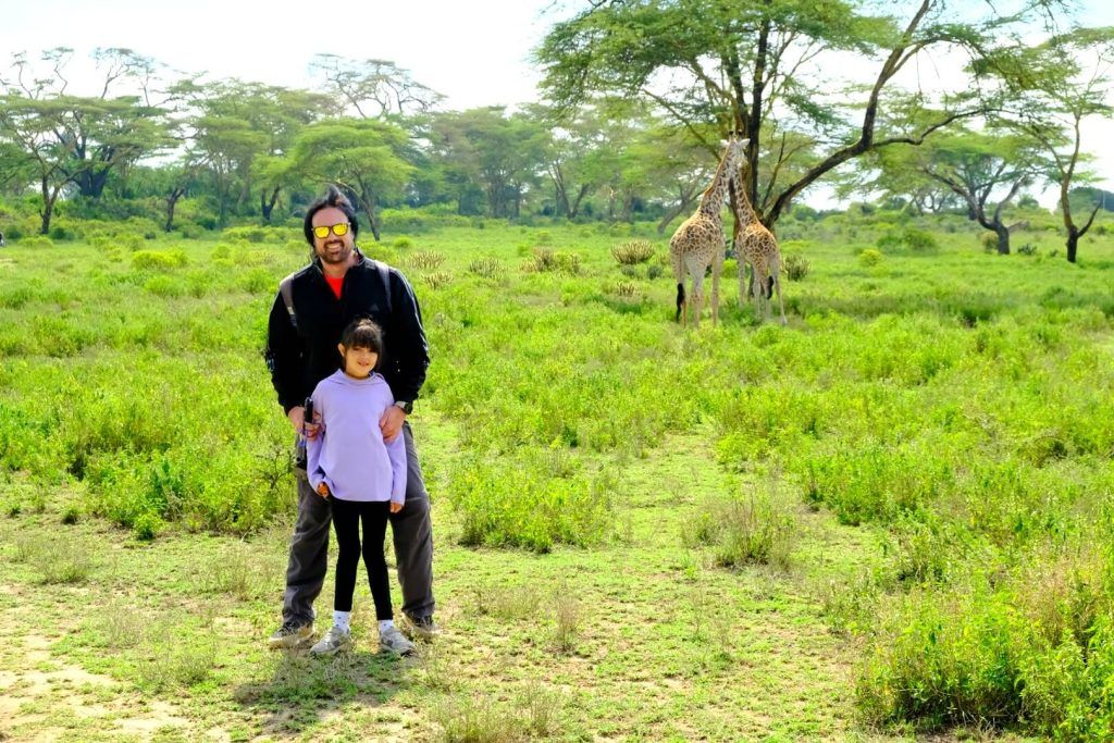 Jirafas salvajes muy cerca en el el Crescent Island. Lago Naivasha. Kenia