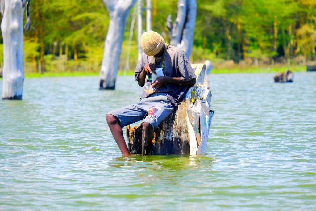 Pescador preparándose para pescar en el Lago Naivasha en Kenia