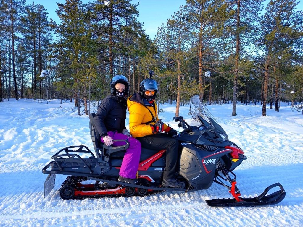 Montar en moto de nieve en Laponia, un imprescindible