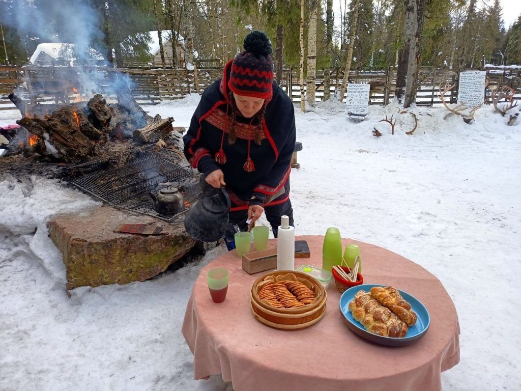 Marjut nos sirvió un estupendo desayuno en la granja de renos