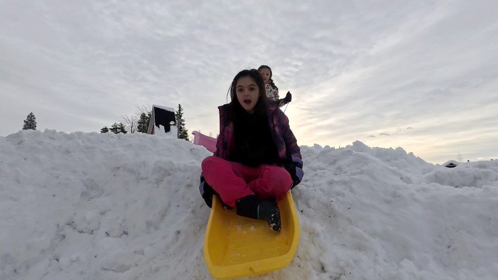 Jugar con un trineo es fundamental en Laponia