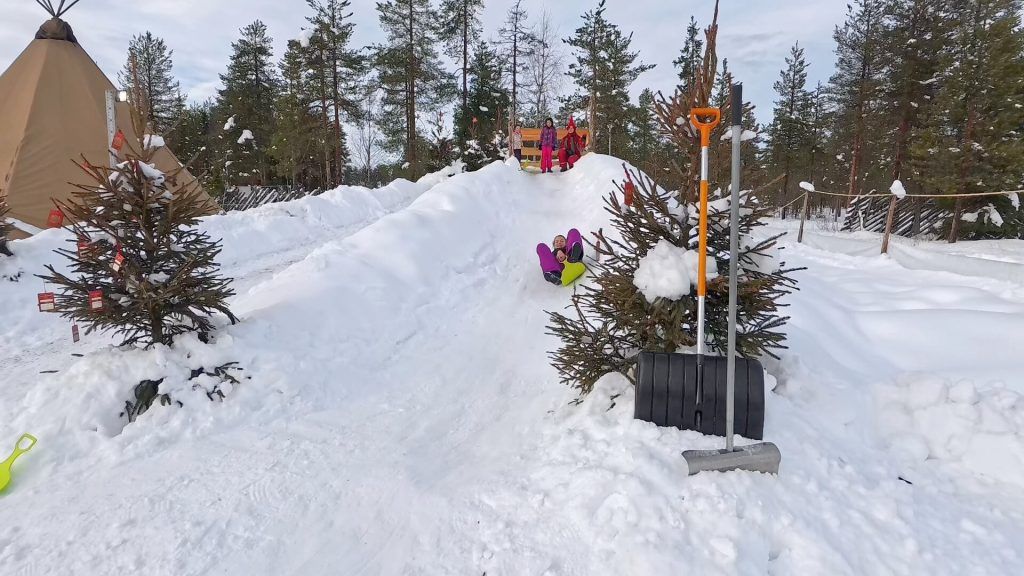 Jugar con un trineo es fundamental en Laponia