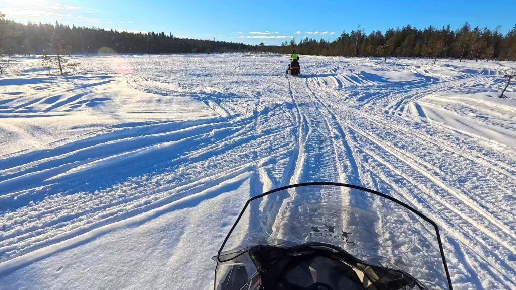 Montar en moto de nieve en Laponia, un imprescindible