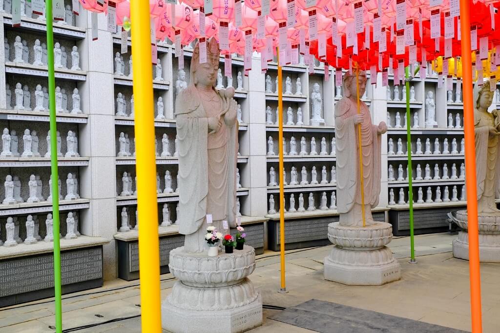 Celebración del cumpleaños de Buda dentro Templo Bongeunsa
