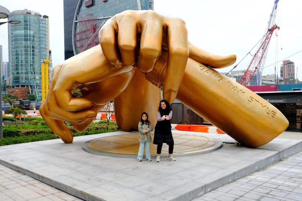 Barrio de Gangnam, escultura en homenaje a la canción "Gangnam Style" de PSY Barrio de Gangnam, escultura en homenaje a la canción "Gangnam Style" de PSY