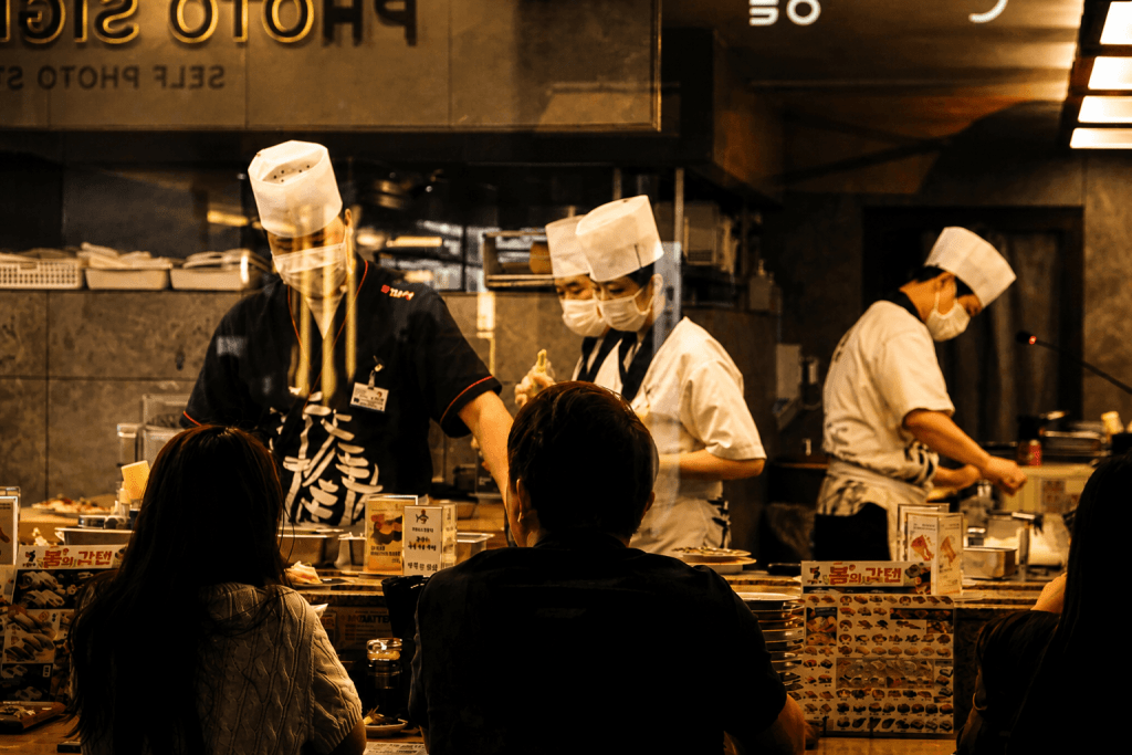 Un restaurante en el Barrio de Myeongdong Un restaurante en el Barrio de Myeongdong