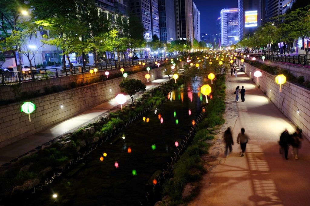 Arroyo Cheonggyecheon por la noche Arroyo Cheonggyecheon por la noche