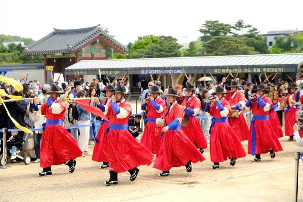 Cambio de guardia en el Palacio Gyeongbokgung. Qué ver en Seúl, Corea del Sur Cambio de guardia en el Palacio Gyeongbokgung. Qué ver en Seúl, Corea del Sur