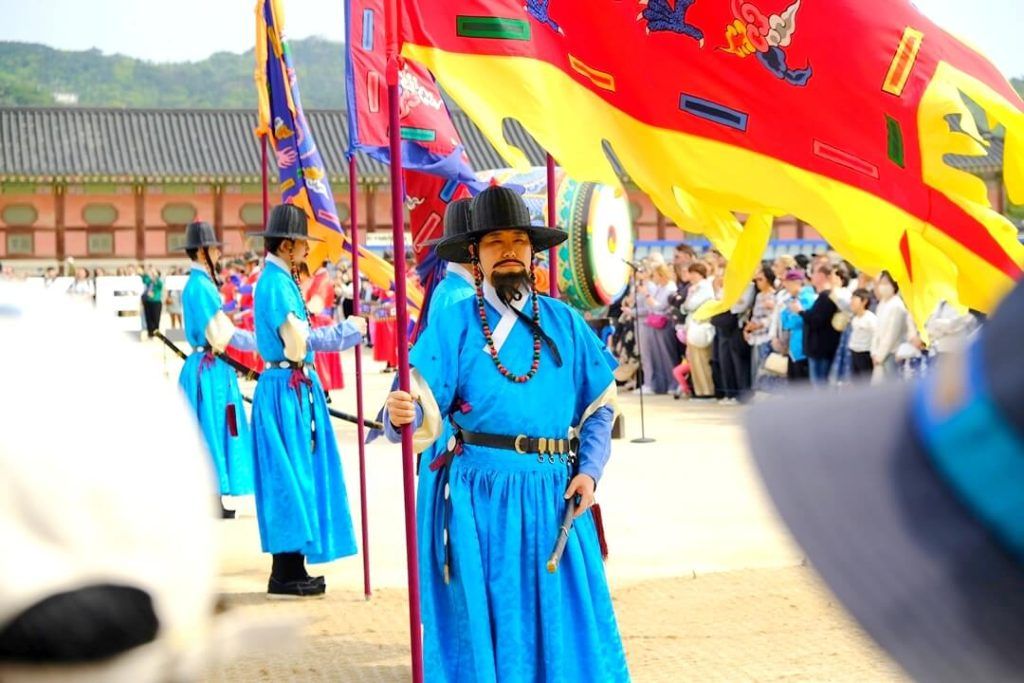 Cambio de guardia en el Palacio Gyeongbokgung. Qué ver en Seúl, Corea del Sur Cambio de guardia en el Palacio Gyeongbokgung. Qué ver en Seúl, Corea del Sur