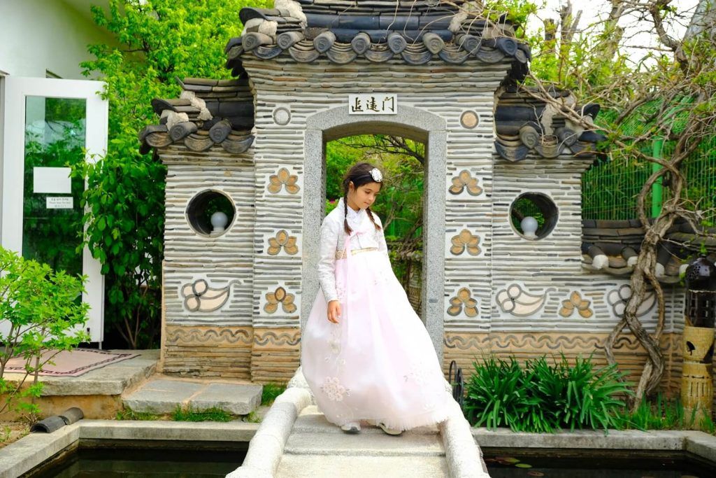 Nuestra pequeña nómada vestida con el hanbok tradicional en Seúl Nuestra pequeña nómada vestida con el hanbok tradicional en Seúl
