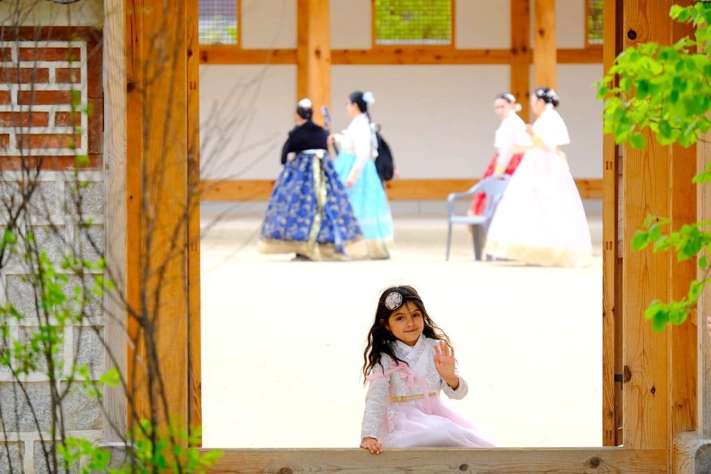 Nuestra pequeña nómada vestida con el hanbok tradicional en Seúl Nuestra pequeña nómada vestida con el hanbok tradicional en Seúl
