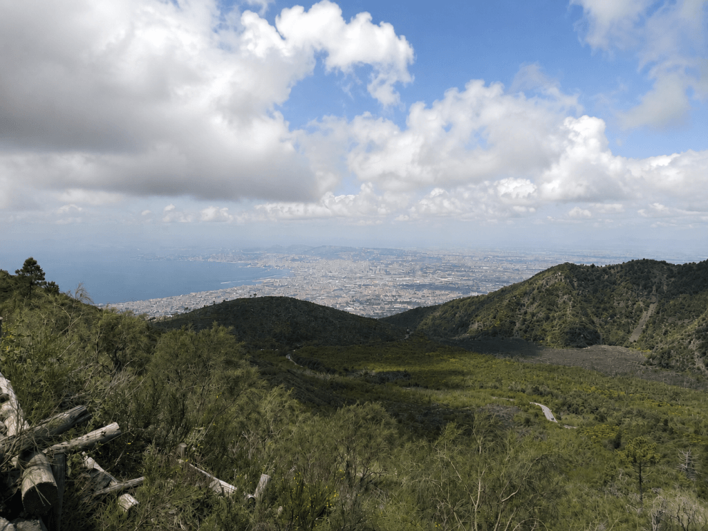 Vistas de Nápoles subiendo al Cráter del Vesubio Vistas de Nápoles subiendo al Cráter del Vesubio