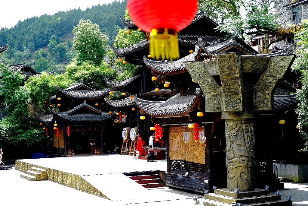 Baishoutang Plaza y Hand-Waving Hall: cultura Tujia en Furong Baishoutang Plaza y Hand-Waving Hall: cultura Tujia en Furong