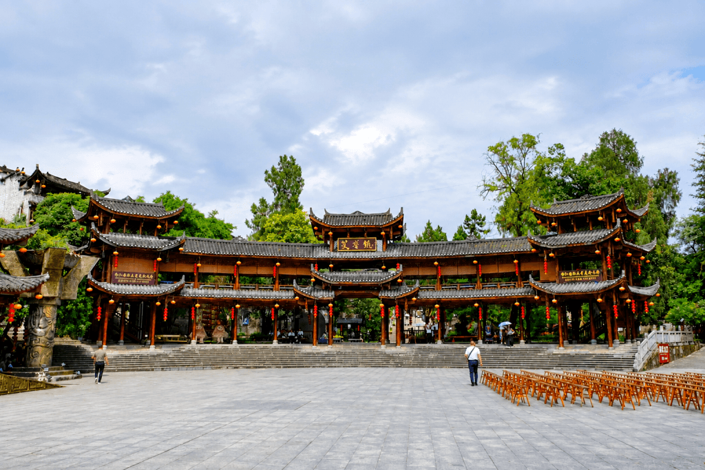 Baishoutang Plaza y Hand-Waving Hall: cultura Tujia en Furong Baishoutang Plaza y Hand-Waving Hall: cultura Tujia en Furong