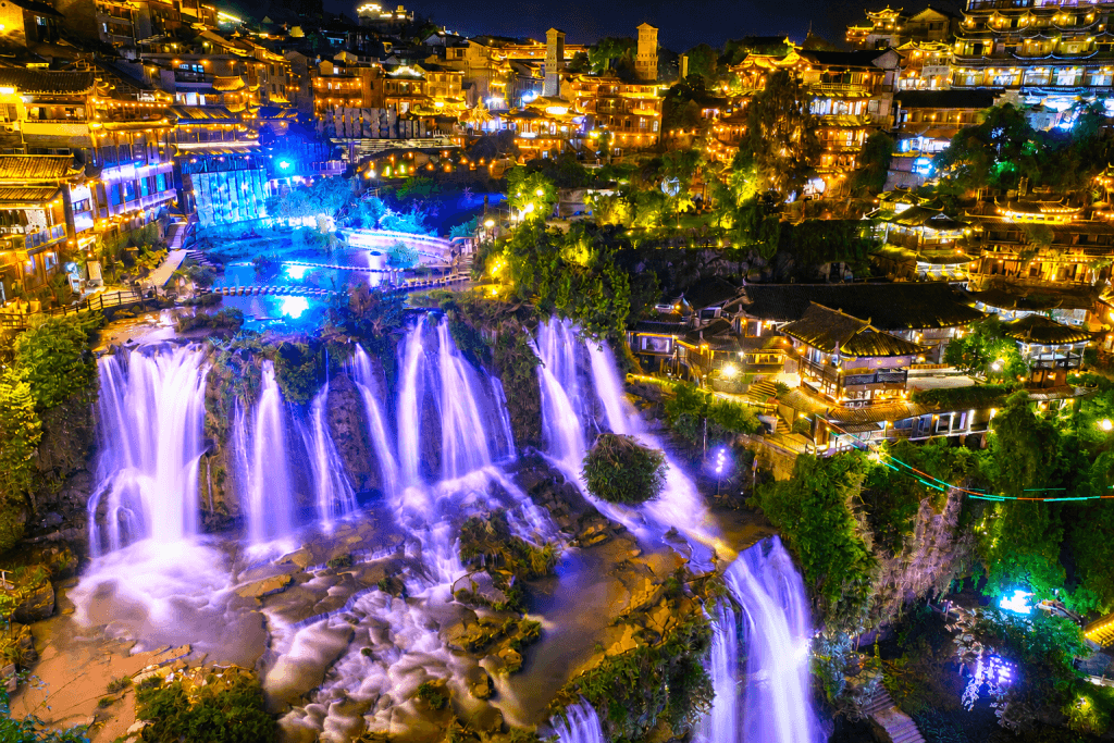 Qué ver en Furong, China: el pueblo atravesado por una cascada Qué ver en Furong, China: el pueblo atravesado por una cascada