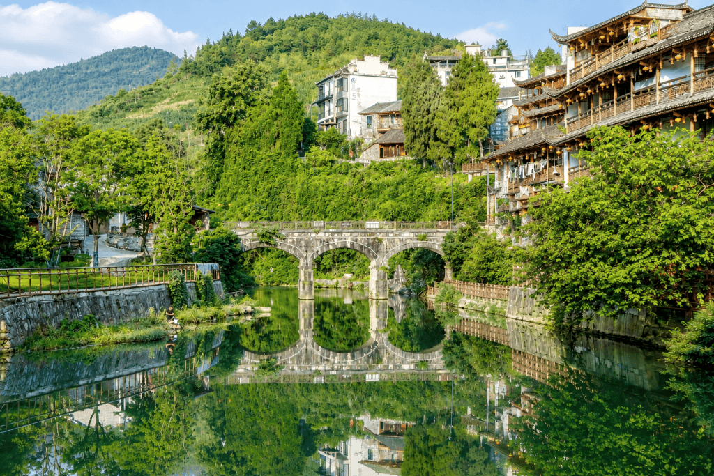 Qué ver en Furong, China: el pueblo atravesado por una cascada Qué ver en Furong, China: el pueblo atravesado por una cascada
