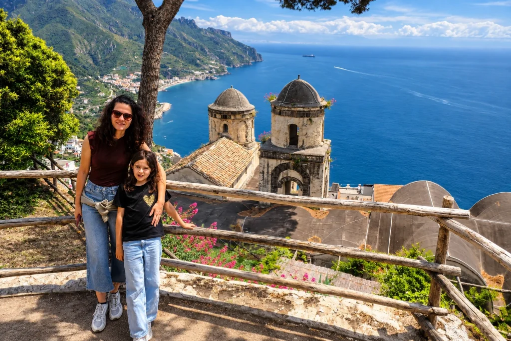 Nómadas en el Mirador Belvedere de Villa Rufolo en Ravello Nómadas en el Mirador Belvedere de Villa Rufolo en Ravello