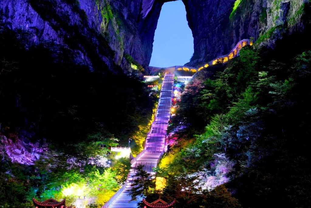 Puerta del Cielo iluminada por la noche Puerta del Cielo iluminada por la noche